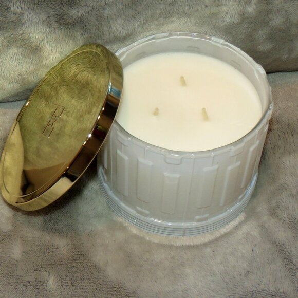 Slatikin & Co Elton John 14oz 3 Wick Candle Woodside Estate - Snowfall Serenade - Picture 2 of 14